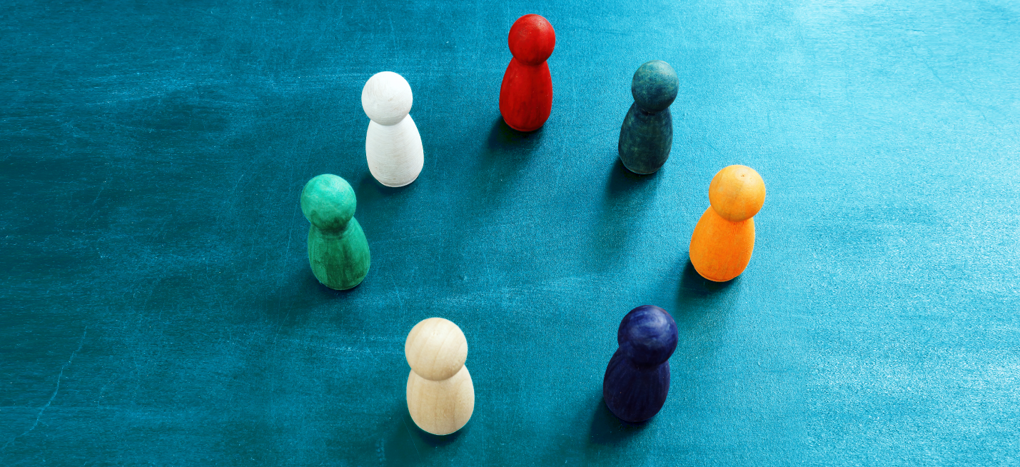 在同行评审中探索身份的多方面作用